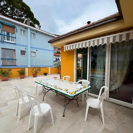 La Casa Gialla Апартаменты Лайгуэлья