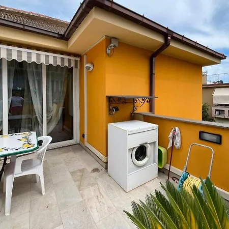 La Casa Gialla Apartment *